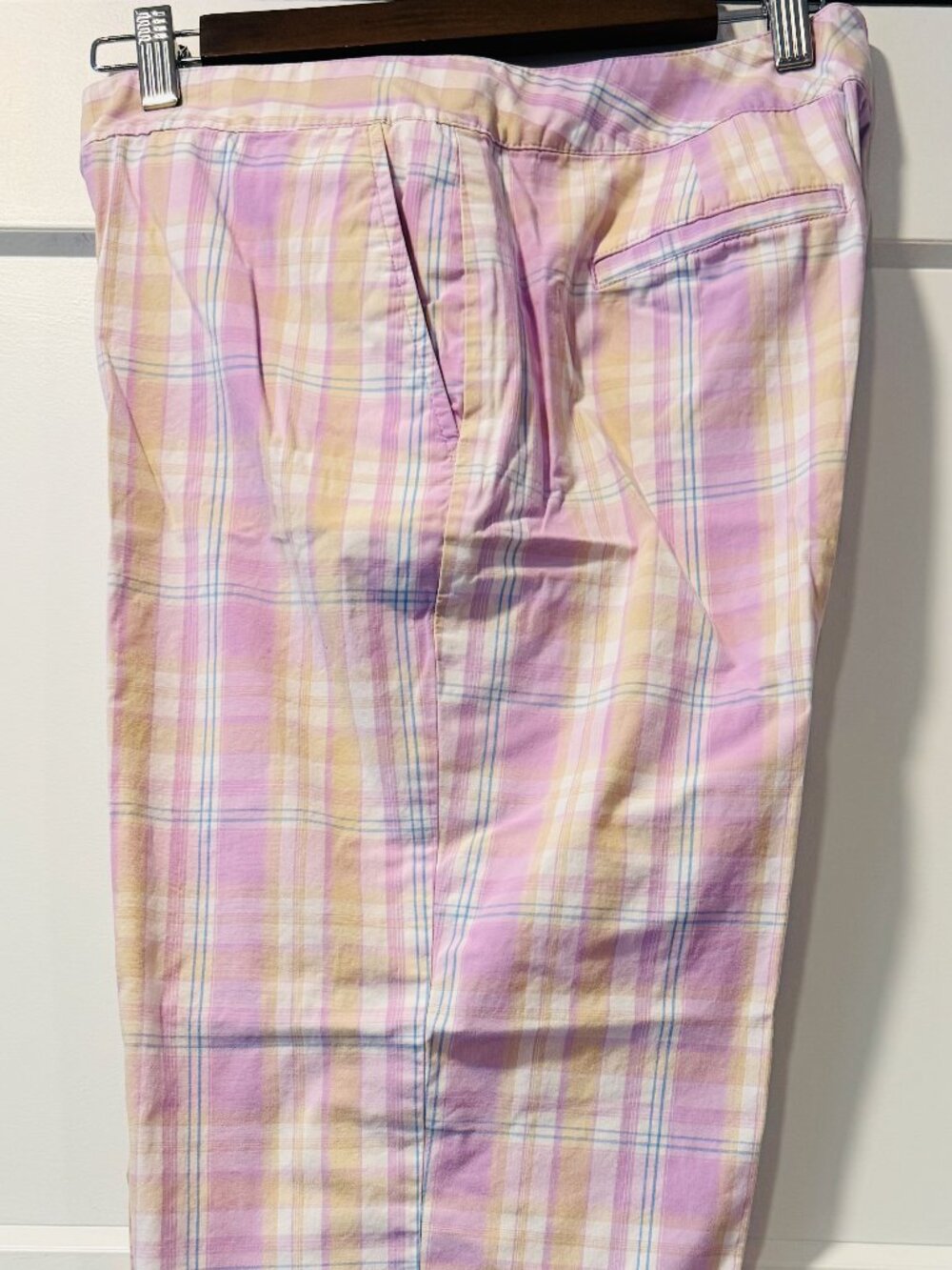 Izod Golf Pink, Lavender & Tan Plaid Cropped Stretch Capris